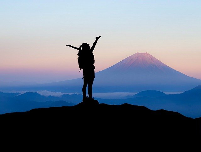 体力が長所の女性が山登りをしている