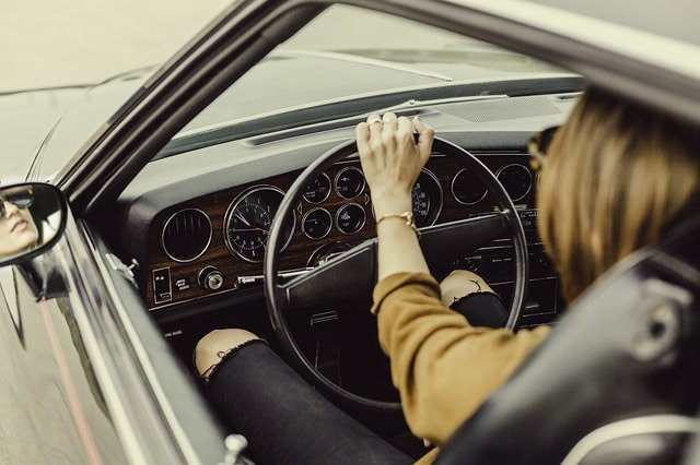 運転をしている女性