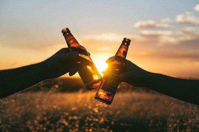 ビールで乾杯している