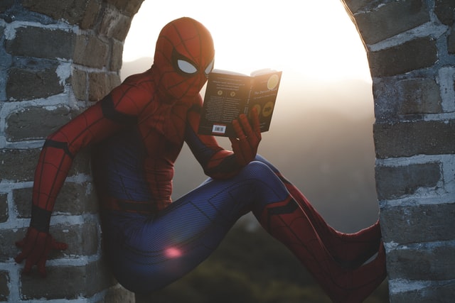 勉強しているスパイダーマン