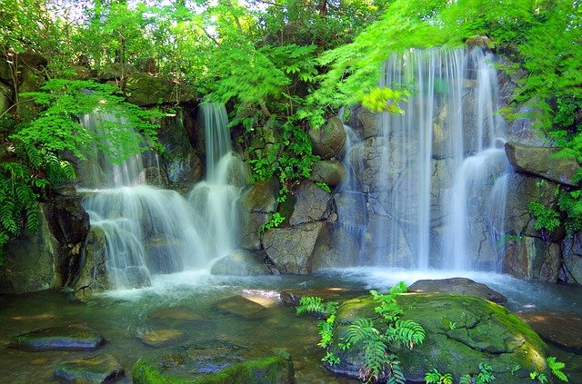 穏やかな滝