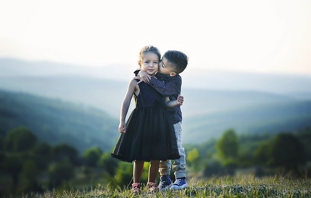 キスしてる子供2人