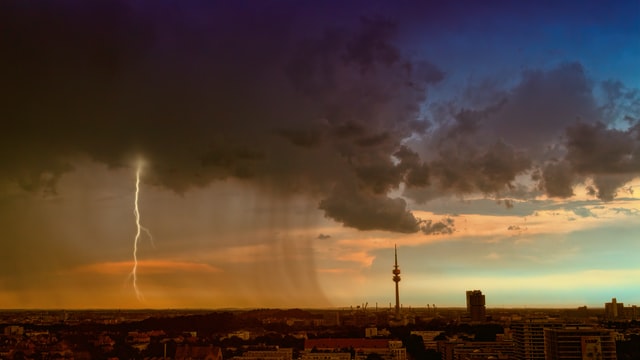 東京の空に雷雲