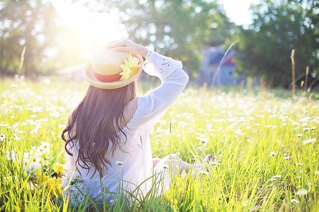 自然の中にいる女性