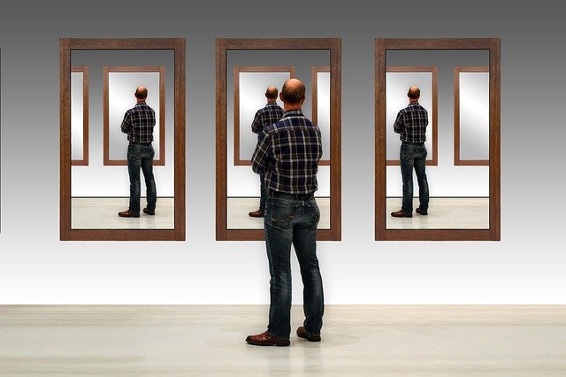 40代のおじさんが鏡を見ている