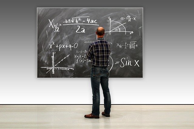 研究者がボードに文字を書いている