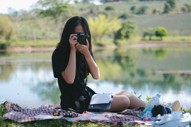 写真を撮っている女性