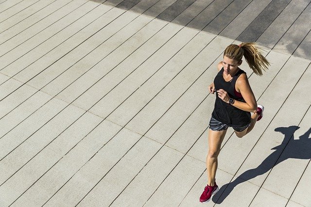 ランニングしている40代女性