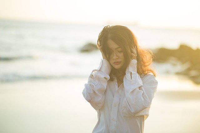 悲しい顔の40代女性