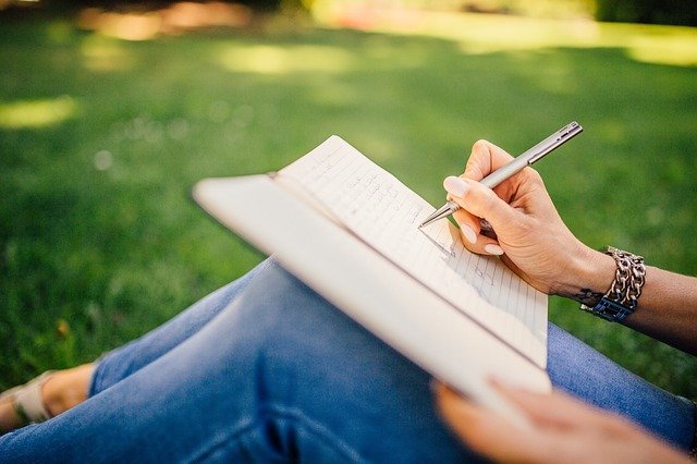 ノートに書き込む女性
