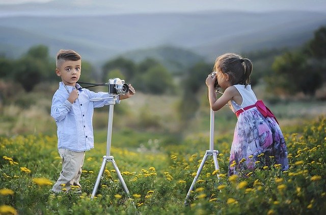 写真を撮ってる子供2人