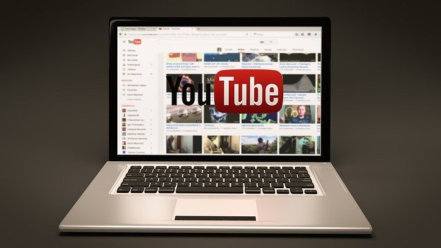 パソコンでYouTubeを見ている