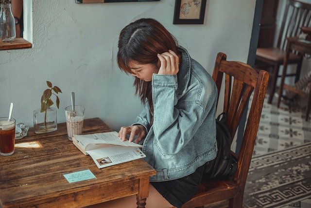 調べている女性