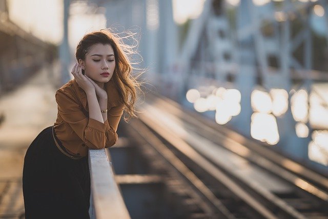 悲しい顔の女性