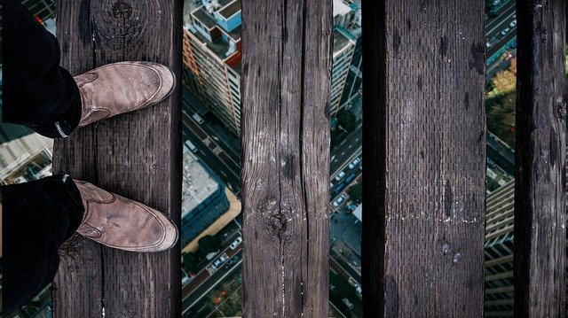 危険な橋を渡る男性