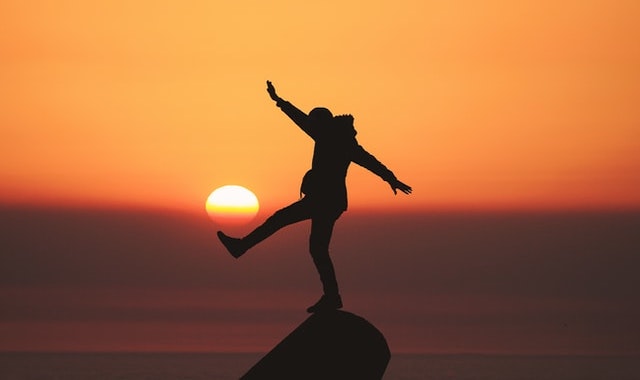 夕陽を見ながら歩く男性
