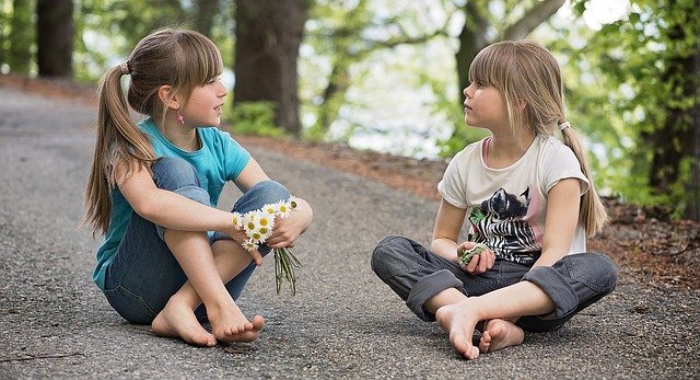 笑顔の少女2人