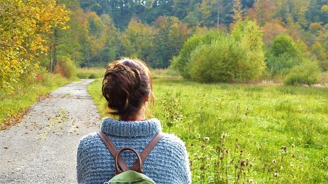 自然を歩いてる女性