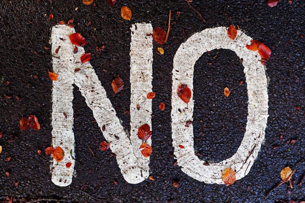 道路にNOと書かれている