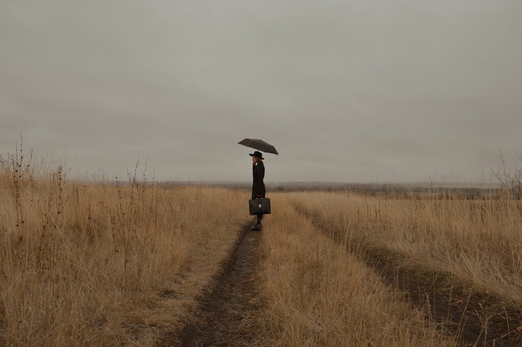 雨の中立っている女性
