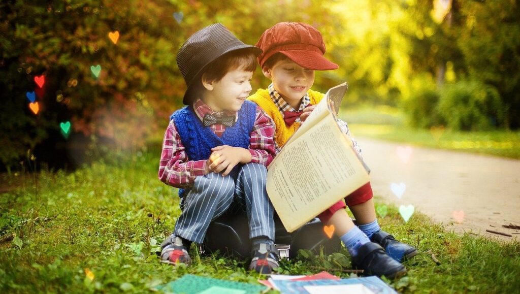 ２人の男の子が遊んでいる