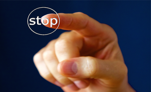 手でSTOPという文字を指している